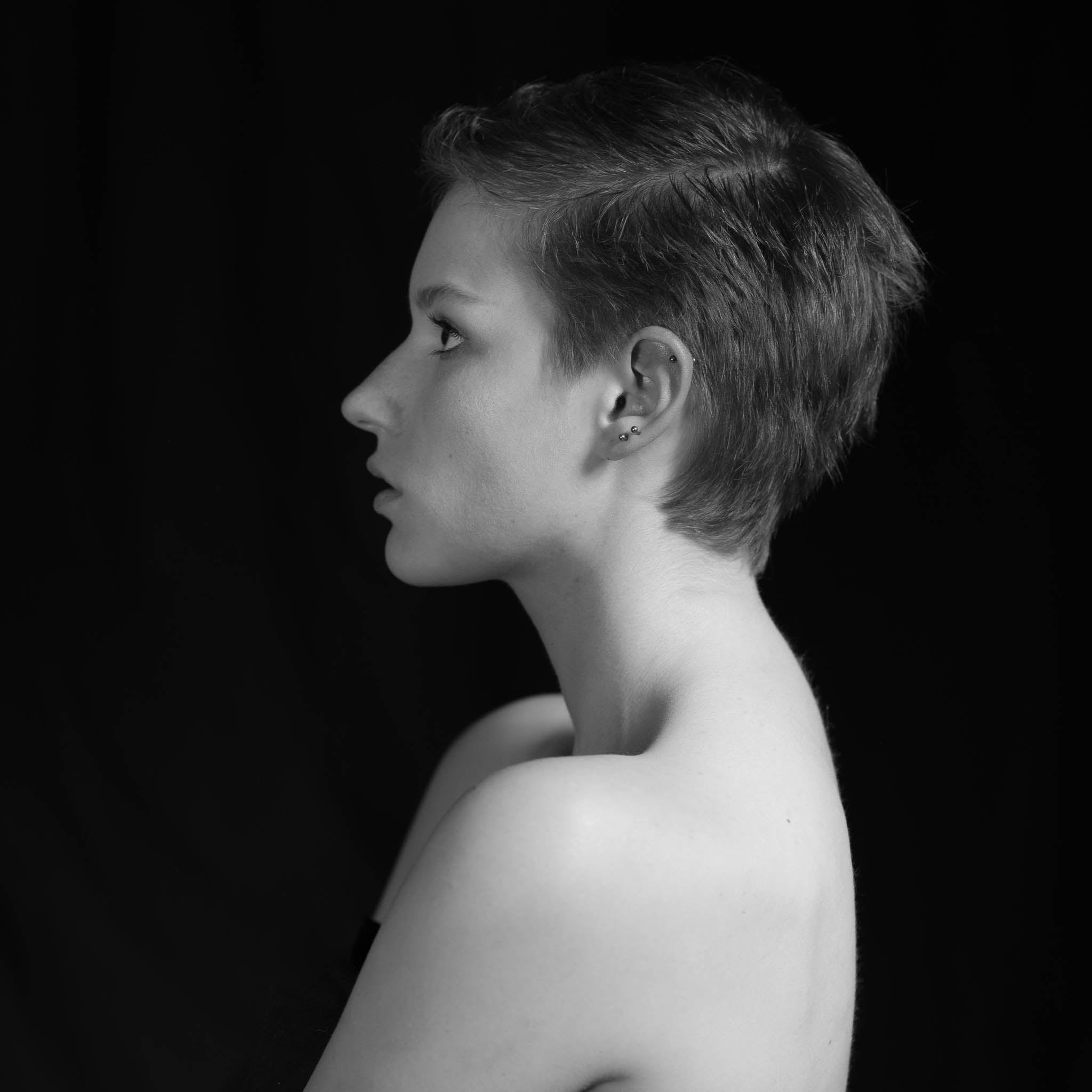 Ana-Carolina mit kurzen Haaren